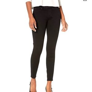 🌸Signature by Levis Women's Totally Shaping Pull on Skinny Jeans